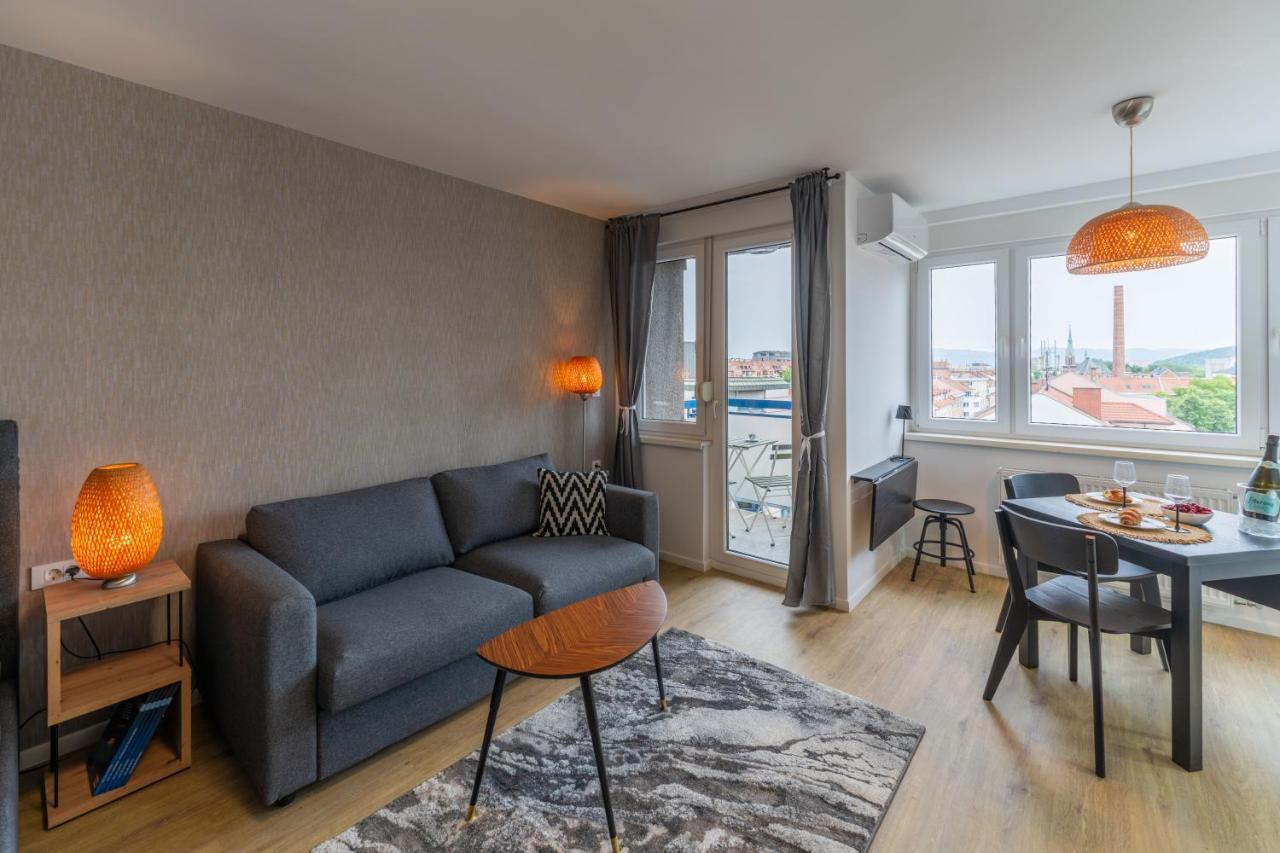 Elegant Tour As Gilly With Open Views And A Balcony In The Center