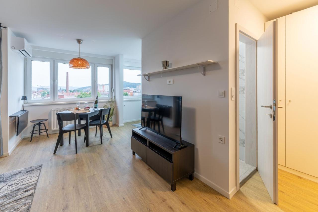 Elegant Tour As Gilly With Open Views And A Balcony In The Center *