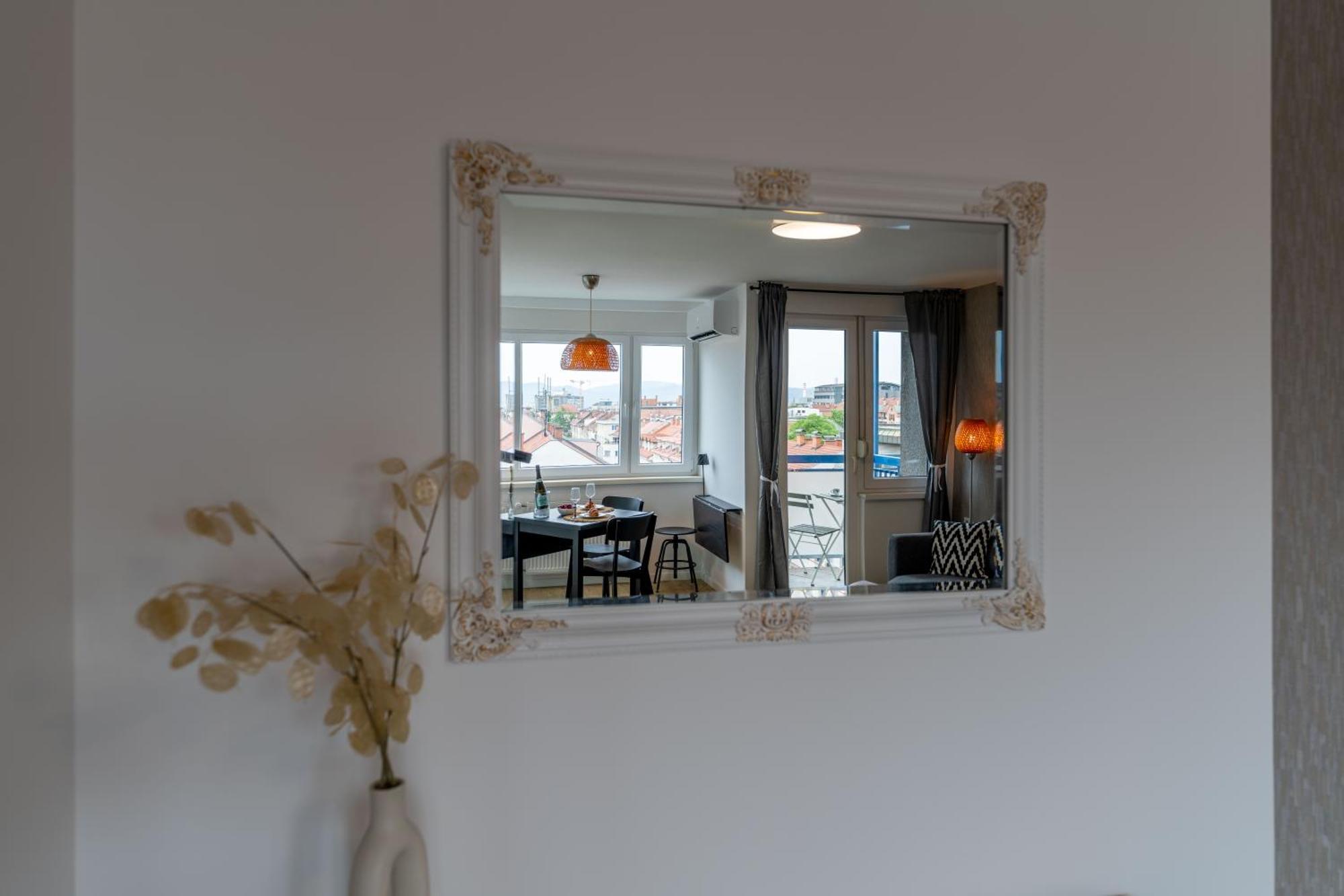 Elegant Tour As Gilly With Open Views And A Balcony In The Center Apartment Ljubljana